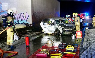 Auf schneeglatter Fahrbahn kollidierten auf der B 64 im Süden Paderborns vier Fahrzeuge. In diesem Kia-Kleinwagen wurde eine schwangere Fahrerin schwer verletzt. - Ralph Meyer Auf schneeglatter Fahrbahn kollidierten auf der B 64 im Süden Paderborns vier Fahrzeuge. In diesem Kia-Kleinwagen wurde eine schwangere Fahrerin schwer verletzt. - Ralph Meyer
