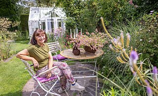 Die Paderbornerin Brigitte Bergschneider genießt die Zeit in ihrem Garten, der im Jahr 2000 angelegt und seitdem fortwährend weiter entwickelt wurde. - Niklas Tüns Die Paderbornerin Brigitte Bergschneider genießt die Zeit in ihrem Garten, der im Jahr 2000 angelegt und seitdem fortwährend weiter entwickelt wurde. - Niklas Tüns