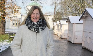 Staatsbad-Geschäftsführerin Beate Krämer vor den Hütten des Westfälischen Geschenkemarktes. - Ulf Hanke Staatsbad-Geschäftsführerin Beate Krämer vor den Hütten des Westfälischen Geschenkemarktes. - Ulf Hanke