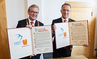 Im Juli 2024 haben in Paderborn Bürgermeister Michael Dreier (l.) und Mehmet Murat Çalik, Bürgermeister in Beylikdüzü, die Freundschaftsurkunde unterzeichnet. - Niklas Tüns (Archivfoto) Im Juli 2024 haben in Paderborn Bürgermeister Michael Dreier (l.) und Mehmet Murat Çalik, Bürgermeister in Beylikdüzü, die Freundschaftsurkunde unterzeichnet. - Niklas Tüns (Archivfoto)