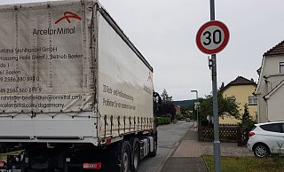 Auf der Kreisstraße in Künsebeck wird es oft sehr eng. - Uwe Pollmeier Auf der Kreisstraße in Künsebeck wird es oft sehr eng. - Uwe Pollmeier