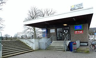 Das Bahnhofsgebäude in Höxter hat schon einige Jahre hinter sich. Geht es nach der Stadt Höxter soll es bis zur Landesgartenschau abgerissen und durch einen Neubau ersetzt werden. - Michaela Bast Das Bahnhofsgebäude in Höxter hat schon einige Jahre hinter sich. Geht es nach der Stadt Höxter soll es bis zur Landesgartenschau abgerissen und durch einen Neubau ersetzt werden. - Michaela Bast