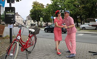 Das Tanzduo Kathi und Maty tanzt während des Parking-Days in Schloß Neuhaus in einer Parkbucht. - Sebastian Beeg Das Tanzduo Kathi und Maty tanzt während des Parking-Days in Schloß Neuhaus in einer Parkbucht. - Sebastian Beeg