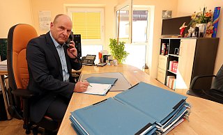 Szene nachgestellt: Mario Ermisch sitzt in seiner Kanzlei am Schreibtisch und denkt an den emotionalsten Moment seiner Laufbahn zurück. Das Telefon spielte dabei eine wichtige Rolle. Foto: Wolfgang Rudolf - Wolfgang Rudolf Szene nachgestellt: Mario Ermisch sitzt in seiner Kanzlei am Schreibtisch und denkt an den emotionalsten Moment seiner Laufbahn zurück. Das Telefon spielte dabei eine wichtige Rolle. Foto: Wolfgang Rudolf - Wolfgang Rudolf