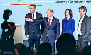 Christian Lindner (v.l., FDP), Olaf Scholz (SPD), Annalena Baerbock (Buendnis 90 Die Gruenen) und Robert Habeck (Bündnis 90/Die Gruenen) wollen zukünftig gemeinsam regieren. - picture alliance / photothek Christian Lindner (v.l., FDP), Olaf Scholz (SPD), Annalena Baerbock (Buendnis 90 Die Gruenen) und Robert Habeck (Bündnis 90/Die Gruenen) wollen zukünftig gemeinsam regieren. - picture alliance / photothek