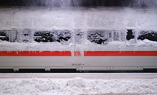 Ein verschneiter ICE steht im Bahnhof - Schnee und gefrorene Oberleitungen bereiten auch in OWL Probleme. - picture alliance/dpa Ein verschneiter ICE steht im Bahnhof - Schnee und gefrorene Oberleitungen bereiten auch in OWL Probleme. - picture alliance/dpa
