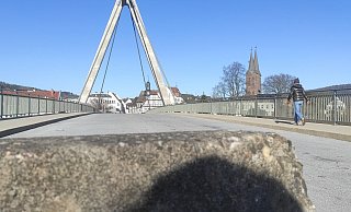 Für Fahrzeuge über 3,5 Tonnen Gewicht ist die Weserbrücke tabu - aber wann kommt der Namenswettbewerb? - Svenja Ludwig Für Fahrzeuge über 3,5 Tonnen Gewicht ist die Weserbrücke tabu - aber wann kommt der Namenswettbewerb? - Svenja Ludwig