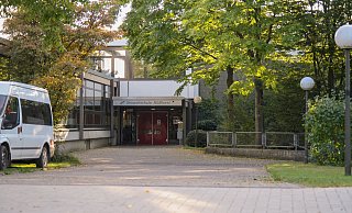 Etwa 1.500 Schüler, Lehrkräfte und Mitarbeiter der Gesamtschule in Hüllhorst mussten am Dienstag einen Corona-Test machen. - bru Etwa 1.500 Schüler, Lehrkräfte und Mitarbeiter der Gesamtschule in Hüllhorst mussten am Dienstag einen Corona-Test machen. - bru