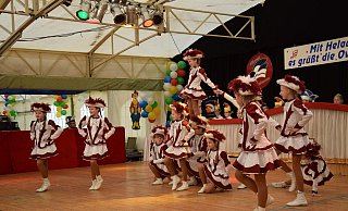 Die Kinderprinzengarde begeistert mit ihrer akrobatischen Choreographie. - Johanna Werth Die Kinderprinzengarde begeistert mit ihrer akrobatischen Choreographie. - Johanna Werth