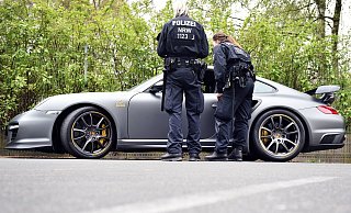 Die Polizei will Treffpunkte der Szene ausmachen, frisierte Wagen kontrollieren und falls nötig auch aus dem Verkehr ziehen. - Verwendung weltweit Die Polizei will Treffpunkte der Szene ausmachen, frisierte Wagen kontrollieren und falls nötig auch aus dem Verkehr ziehen. - Verwendung weltweit