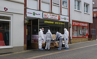 Die Einsatzkräfte der Spurensicherung am Freitagmittag in der Lübbecker Bäckerstraße - Melina Koch Die Einsatzkräfte der Spurensicherung am Freitagmittag in der Lübbecker Bäckerstraße - Melina Koch