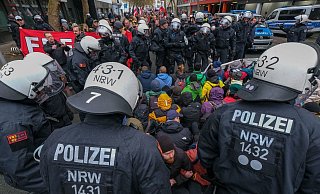 Unter anderem mit Straßenblockaden wollten Anti-Nazi-Demonstranten ihremProtest Nachdruck verleihen. Die Blockade wurde als Spontandemo eingestuft. Hier wurde demnach keine Straftat registriert. - Andreas Zobe Unter anderem mit Straßenblockaden wollten Anti-Nazi-Demonstranten ihremProtest Nachdruck verleihen. Die Blockade wurde als Spontandemo eingestuft. Hier wurde demnach keine Straftat registriert. - Andreas Zobe