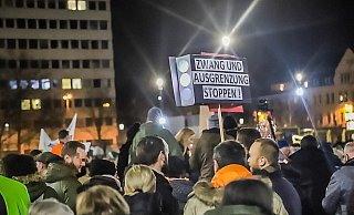 In Bielefeld werden Hunderte Teilnehmer bei einem "Spaziergang" der Coronamaßnahmen-Gegner erwartet. - Charlotte Mahncke In Bielefeld werden Hunderte Teilnehmer bei einem "Spaziergang" der Coronamaßnahmen-Gegner erwartet. - Charlotte Mahncke