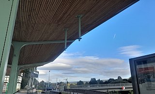 Die Halterung am Bahnsteig am Höxteraner Bahnhof ist da - aber sie hält nichts. - Simone Flörke Die Halterung am Bahnsteig am Höxteraner Bahnhof ist da - aber sie hält nichts. - Simone Flörke
