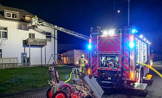 Aufgrund des Feuers im Treppenhaus des Mehrfamilienwohnhauses wurden drei Bewohner über die Drehleiter gerettet. - Ralph Meyer Aufgrund des Feuers im Treppenhaus des Mehrfamilienwohnhauses wurden drei Bewohner über die Drehleiter gerettet. - Ralph Meyer