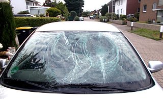 An diesem in der Möwenstraße abgestellten VW Golf wurde die Frontscheibe demoliert. - Polizei Minden-Lübbecke An diesem in der Möwenstraße abgestellten VW Golf wurde die Frontscheibe demoliert. - Polizei Minden-Lübbecke