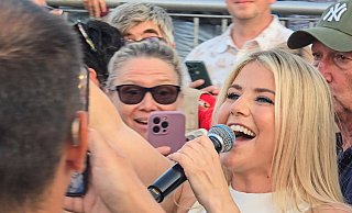Schlagerstar Beatrice Egli nimmt beim Weser-Open-Air in Beverungen ein Bad in der Menge. - Thomas Kube Schlagerstar Beatrice Egli nimmt beim Weser-Open-Air in Beverungen ein Bad in der Menge. - Thomas Kube