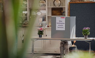 Eine Wahlkabine in einem Gartencenter. NRW wählt am Sonntag einen neuen Landtag. - dpa Eine Wahlkabine in einem Gartencenter. NRW wählt am Sonntag einen neuen Landtag. - dpa