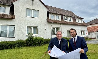 Vor dem alten Rathaus in Dielingen: Stemwedes Bürgermeister Kai Abruszat und Thomas Beuchel, Vorstandsmitglied der Sparkasse Minden-Lübbecke, stellten die Planungen vor. - Sparkasse Minden-Lübbecke Vor dem alten Rathaus in Dielingen: Stemwedes Bürgermeister Kai Abruszat und Thomas Beuchel, Vorstandsmitglied der Sparkasse Minden-Lübbecke, stellten die Planungen vor. - Sparkasse Minden-Lübbecke