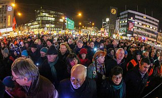 Während der Schweigeminute für die Opfer terroristischer und religiös motivierter Gewalt hielten Tausende ihre Lichter, Handys und Kerzen in die Höhe. - Foto: Andreas Zobe Während der Schweigeminute für die Opfer terroristischer und religiös motivierter Gewalt hielten Tausende ihre Lichter, Handys und Kerzen in die Höhe. - Foto: Andreas Zobe