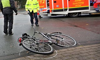 Der Zwölfjährige hatte die vierspurige Straße fast schon überquert, da raste noch ein Kleinwagen bei Rot über den Fußgängerüberweg. - Symbolfoto: Sarah Jonek Der Zwölfjährige hatte die vierspurige Straße fast schon überquert, da raste noch ein Kleinwagen bei Rot über den Fußgängerüberweg. - Symbolfoto: Sarah Jonek