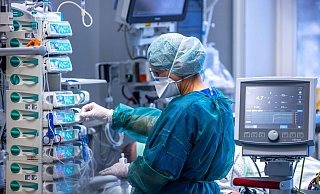 Ärzte und Pflegekräfte betreuen Patienten auf einer Intensivstation. - Jens Büttner/dpa-Zentralbild/dpa Ärzte und Pflegekräfte betreuen Patienten auf einer Intensivstation. - Jens Büttner/dpa-Zentralbild/dpa