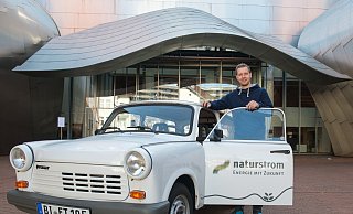 Klassiker vor postmodernem Schwung: Der vom Bielefelder Maurice Rogée zum E-Mobil umgerüstete Trabbi gehört zu den Top 25 beim 9.Recyclingdesignpreis. - ralf bittner Klassiker vor postmodernem Schwung: Der vom Bielefelder Maurice Rogée zum E-Mobil umgerüstete Trabbi gehört zu den Top 25 beim 9.Recyclingdesignpreis. - ralf bittner