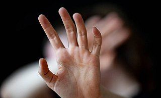 Drei junge Männer haben ein Paar aus Minden in der Nacht zu Sonntag verfolgt und geschlagen. Symbolfoto: - dpa Drei junge Männer haben ein Paar aus Minden in der Nacht zu Sonntag verfolgt und geschlagen. Symbolfoto: - dpa