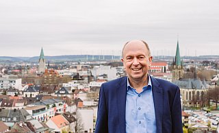 Christoph Rüther ist seit 2020 Landrat des Kreises Paderborn. Er ist zweifacher Familienvater und lebt in Fürstenberg. - Kreis Paderborn Christoph Rüther ist seit 2020 Landrat des Kreises Paderborn. Er ist zweifacher Familienvater und lebt in Fürstenberg. - Kreis Paderborn