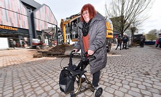 Angelika Patterson, Grünen-Fraktionsmitglied im Stadtrat und seit 2019 auf einen Rollator angewiesen, beim Gang über das enthüllte Probepflaster. - Thomas Kube Angelika Patterson, Grünen-Fraktionsmitglied im Stadtrat und seit 2019 auf einen Rollator angewiesen, beim Gang über das enthüllte Probepflaster. - Thomas Kube