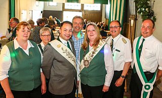 Der vorerst letzte Hof der Hiddenhauser Schützen: 2019 wurde Jessica Leyers (3. v.r.) Schützenkönigin. Zu sehen ist sie hier mit ihrem Prinzen und Ehemann Nils Leyers (3. v.l.), dem Adjudanten Kurt Doering (2. v.l.), dem Hofpaar Steffi (l.) und Michael Pohlmann (r.), der Sektkönigin Friedhilde Pleffka (2. v.l.) und Bierkönig Andreas Fleer (4. v.l.) - Yvonne Gottschlich Der vorerst letzte Hof der Hiddenhauser Schützen: 2019 wurde Jessica Leyers (3. v.r.) Schützenkönigin. Zu sehen ist sie hier mit ihrem Prinzen und Ehemann Nils Leyers (3. v.l.), dem Adjudanten Kurt Doering (2. v.l.), dem Hofpaar Steffi (l.) und Michael Pohlmann (r.), der Sektkönigin Friedhilde Pleffka (2. v.l.) und Bierkönig Andreas Fleer (4. v.l.) - Yvonne Gottschlich