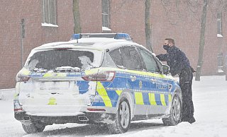 Die Polizei musste am Sonntag zu einem eher ungewöhnlichen Einsatz ausrücken. Vermeintliche Helfer entpuppten sich wohl als Autodiebe. - Jens Dünhölter Die Polizei musste am Sonntag zu einem eher ungewöhnlichen Einsatz ausrücken. Vermeintliche Helfer entpuppten sich wohl als Autodiebe. - Jens Dünhölter
