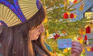 Dauerkarten für die Landesgartenschau 2023 gehen weg wie warme Semmeln. Darüber freut sich auch Gartenschau-Botschafterin Holli unter dem Tannenbaum im Höxteraner Stadthaus. - LGS 2023 Höxter/Madita Alberding Dauerkarten für die Landesgartenschau 2023 gehen weg wie warme Semmeln. Darüber freut sich auch Gartenschau-Botschafterin Holli unter dem Tannenbaum im Höxteraner Stadthaus. - LGS 2023 Höxter/Madita Alberding