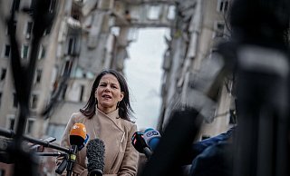 Annalena Baerbock vor dem zerstörten ehemaligen Sitz der Regionalverwaltung der Oblast Mykolajiw. Mykolajiw ist eine wichtige Hafenstadt in der Nähe von Odessa. - Kay Nietfeld/dpa Annalena Baerbock vor dem zerstörten ehemaligen Sitz der Regionalverwaltung der Oblast Mykolajiw. Mykolajiw ist eine wichtige Hafenstadt in der Nähe von Odessa. - Kay Nietfeld/dpa