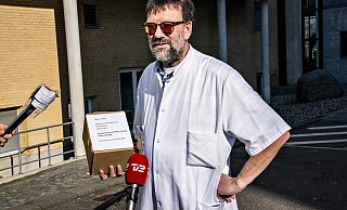 Der dänische Arzt Henrik Nielsen hält in Aalborg ein Paket mit dem Medikament Remdesivir in der Hand. Das Covid-19-Testpräparat wird derzeit kaum noch abgegeben. - imago images Der dänische Arzt Henrik Nielsen hält in Aalborg ein Paket mit dem Medikament Remdesivir in der Hand. Das Covid-19-Testpräparat wird derzeit kaum noch abgegeben. - imago images