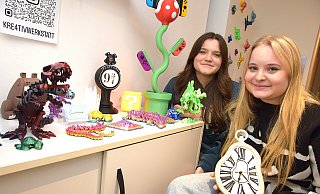 Die Verlerin Nora Sinnerbrink (r.) stellt in ihrer Kreativwerkstatt mit einem 3-D-Drucker Spielzeuge und andere Gegenstände her, unter anderem eine Uhr. - Karin Prignitz Die Verlerin Nora Sinnerbrink (r.) stellt in ihrer Kreativwerkstatt mit einem 3-D-Drucker Spielzeuge und andere Gegenstände her, unter anderem eine Uhr. - Karin Prignitz