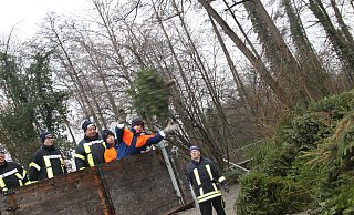 Der CVJM Eidinghausen war im letzten Jahr mit vollem Einsatz aktiv und machte sogar einen Weitwurf-Wettbewerb. Er wird auch am Samstag wieder Weihnachtsbäume einsammelbn. - Wolfgang Döbber Der CVJM Eidinghausen war im letzten Jahr mit vollem Einsatz aktiv und machte sogar einen Weitwurf-Wettbewerb. Er wird auch am Samstag wieder Weihnachtsbäume einsammelbn. - Wolfgang Döbber