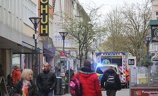 Feuerwehr und Polizei sind am Mittwochnachmittag zu einem Haushaltsunfall in die Klosterstraße geeilt. - Ulf Hanke Feuerwehr und Polizei sind am Mittwochnachmittag zu einem Haushaltsunfall in die Klosterstraße geeilt. - Ulf Hanke