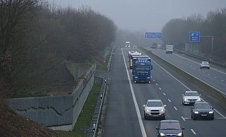 Viel Verkehr: Die Schallschutzwand an der Nordseite der A30 wird bis 2024 auf 4,50 erhöht. - Thorsten Mailänder Viel Verkehr: Die Schallschutzwand an der Nordseite der A30 wird bis 2024 auf 4,50 erhöht. - Thorsten Mailänder