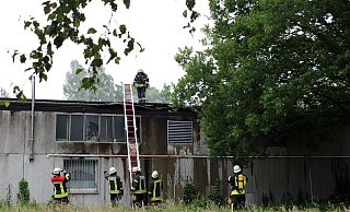 Die Feuerwehr setzte beim Kampf gegen die Flammen auch eine Steckleiter ein. - Polizei Minden-Lübbecke Die Feuerwehr setzte beim Kampf gegen die Flammen auch eine Steckleiter ein. - Polizei Minden-Lübbecke