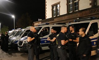 Ein massives Aufgebot an Beamten der Bundespolizei baute sich auf dem Bahnhofsvorplatz auf. Der präventive Charakter stand heute im Vordergrund. - Claus Frickemeier Ein massives Aufgebot an Beamten der Bundespolizei baute sich auf dem Bahnhofsvorplatz auf. Der präventive Charakter stand heute im Vordergrund. - Claus Frickemeier