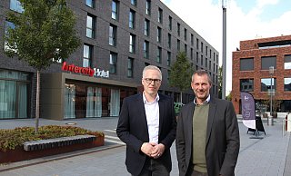 Hoteldirektor Tim Henrik Göhring (l.) steht mit Marco Lorenz, Geschäftsführer Hotel Marta GmbH, vor dem Intercity Hotel, das direkt gegenüber dem Museum Marta und neben dem Lui-Haus liegt. - Susanne Barth Hoteldirektor Tim Henrik Göhring (l.) steht mit Marco Lorenz, Geschäftsführer Hotel Marta GmbH, vor dem Intercity Hotel, das direkt gegenüber dem Museum Marta und neben dem Lui-Haus liegt. - Susanne Barth