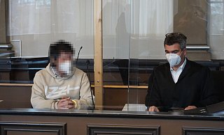 Der 40-jährige Inan O,, der in Diepenau ein Feuer gelegt haben soll und dort eine Granate aus dem 2. Weltkrieg verlor, hat sich hier mit seinem Verteidiger Stephan Wittrock auf der Anklagebank im Verdener Landgericht niedergelassen. Der Angeklagte machte vor Gericht reinen Tisch. - Jörn Graue (Die Harke) Der 40-jährige Inan O,, der in Diepenau ein Feuer gelegt haben soll und dort eine Granate aus dem 2. Weltkrieg verlor, hat sich hier mit seinem Verteidiger Stephan Wittrock auf der Anklagebank im Verdener Landgericht niedergelassen. Der Angeklagte machte vor Gericht reinen Tisch. - Jörn Graue (Die Harke)