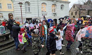 An die 300 Kinder und Erwachsene demonstrierten am Donnerstag, 23. Februar, zwischen Münsterkirche und Rathaus für die bessere finanzielle Ausstattung des Offenen Ganztags an Herforder Grundschule. - Frank-Michael Kiel-Steinkamp An die 300 Kinder und Erwachsene demonstrierten am Donnerstag, 23. Februar, zwischen Münsterkirche und Rathaus für die bessere finanzielle Ausstattung des Offenen Ganztags an Herforder Grundschule. - Frank-Michael Kiel-Steinkamp