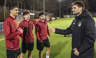 Trainer Christopher Nöthe (r.) mit den Theesenern Sinan Ekinci, Tino Aleksic und Alessio Marziliano. - Jörg Dieckmann Trainer Christopher Nöthe (r.) mit den Theesenern Sinan Ekinci, Tino Aleksic und Alessio Marziliano. - Jörg Dieckmann