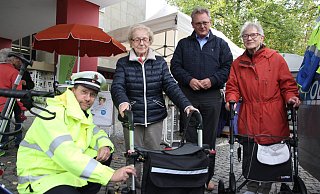 Sicherheit bei Dunkelheit: Klaus Torno befestigt am Rollator von Lucia Böhm (l.) und Erika Linster (r.) weithin sichtbare Reflektoren. Andreas Schmidt unterzog die Gefährte anschließend einem ausführlichen Fahrzeugscheck. - Klaus Frensing Sicherheit bei Dunkelheit: Klaus Torno befestigt am Rollator von Lucia Böhm (l.) und Erika Linster (r.) weithin sichtbare Reflektoren. Andreas Schmidt unterzog die Gefährte anschließend einem ausführlichen Fahrzeugscheck. - Klaus Frensing