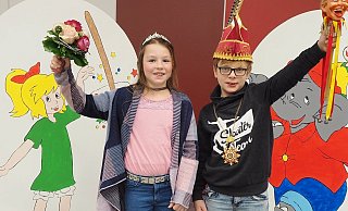 Mit Bibi und Benjamin ziehen Kinderprinz Lennard und seine Prinzessin Jana in den Nieheimer Kinderkarneval. - Josef Köhne Mit Bibi und Benjamin ziehen Kinderprinz Lennard und seine Prinzessin Jana in den Nieheimer Kinderkarneval. - Josef Köhne