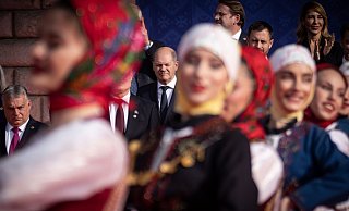 Bundeskanzler Olaf Scholz (M) beobachtet eine traditionelle Tanzvorführung beim Familienfoto beim EU-Westbalkan-Gipfel. Links ist Viktor Orban, Ministerpräsident von Ungarn, zu sehen. - Michael Kappeler/dpa Bundeskanzler Olaf Scholz (M) beobachtet eine traditionelle Tanzvorführung beim Familienfoto beim EU-Westbalkan-Gipfel. Links ist Viktor Orban, Ministerpräsident von Ungarn, zu sehen. - Michael Kappeler/dpa