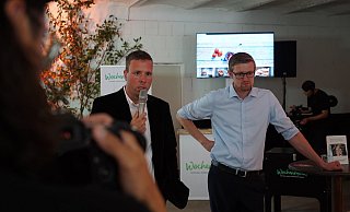 Im November 2018 rührten Robert Tönnies (links) und Eike-Claudius Kramer auf dem Spargelhof Große-Wächter in Verl die Werbetrommel für den Hofladen-Lieferdienst "Wochenmarkt24". Zunächst nahmen elf lokale Erzeuger aus dem Raum OWL an dem Projekt teil, mittlerweile sind es 30. - Christian Geisler Im November 2018 rührten Robert Tönnies (links) und Eike-Claudius Kramer auf dem Spargelhof Große-Wächter in Verl die Werbetrommel für den Hofladen-Lieferdienst "Wochenmarkt24". Zunächst nahmen elf lokale Erzeuger aus dem Raum OWL an dem Projekt teil, mittlerweile sind es 30. - Christian Geisler