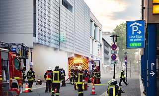 Der dichte Rauch aus der brennenden Papierpresse dringt bereits an der Zimmerstraße ins Freie. Unten im Untergeschoss hatten die Einsatzkräfte "Null Sicht". - Mike-Dennis Müller / www.mdm.photo Der dichte Rauch aus der brennenden Papierpresse dringt bereits an der Zimmerstraße ins Freie. Unten im Untergeschoss hatten die Einsatzkräfte "Null Sicht". - Mike-Dennis Müller / www.mdm.photo